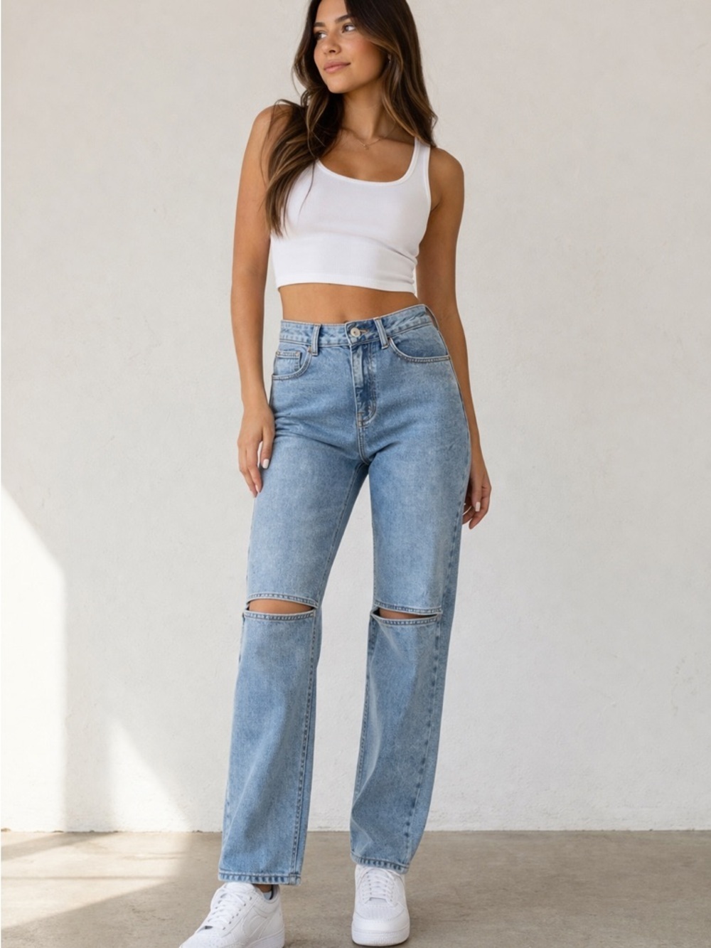 Forever 21 Light Wash Straight Leg Jeans Cut Out Knee Distressed Size 26
